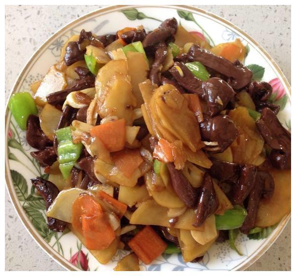 红蘑土豆片的好吃做法，营养丰富又好吃，你喜欢吃吗？