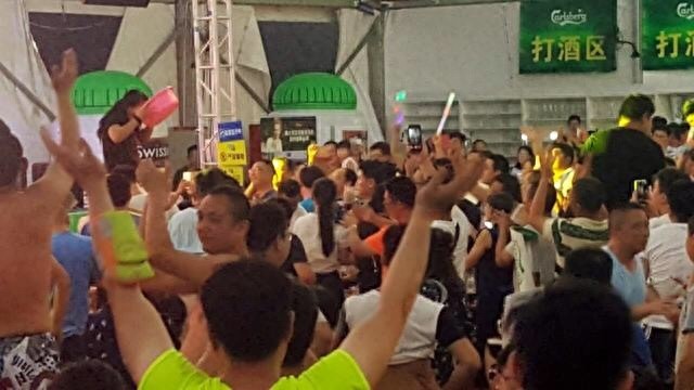 不用杯子用脸盆喝酒的“啤酒达人” 看的人都懵了 酒量真是惊人