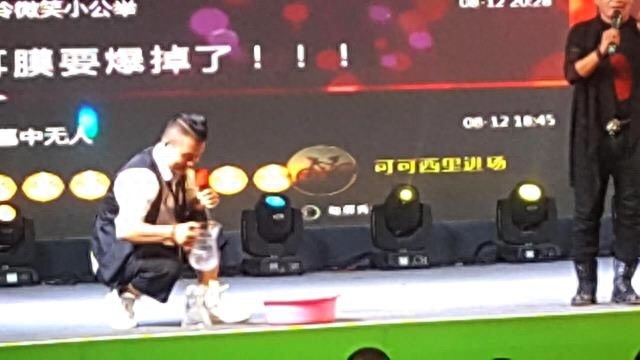 不用杯子用脸盆喝酒的“啤酒达人” 看的人都懵了 酒量真是惊人