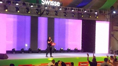 ​不用杯子用脸盆喝酒的“啤酒达人” 看的人都懵了 酒量真是惊人