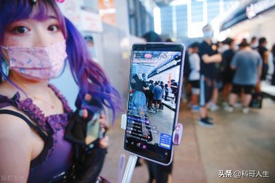 ​一大波女性半夜视频直播，她们究竟要干什么