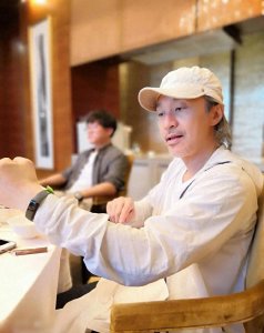 ​62岁周星驰和朋友聚会，双鬓花白，身形消瘦，长相几十年没啥变化