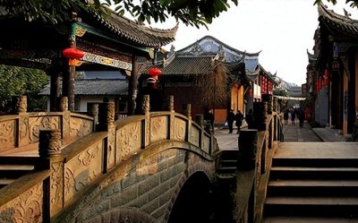 ​龙兴古镇，远离重庆市中心，是重庆市的名镇，拥有丰厚的文化遗存