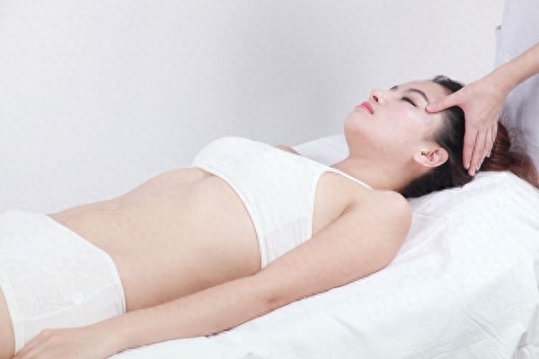 丝竹空穴属手少阳三焦经，主要功效明目治眼疾、疏风通络