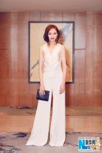 ​唐嫣压轴亮相品牌大秀 俏丽短发全场瞩目