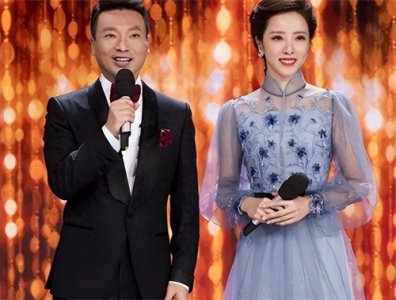 ​告别央视的主持人李思思，嫁给自己初恋三年生两娃后，现状如何？