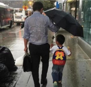 ​见到了一张照片走红的“雨伞爸爸”