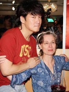 ​周华健与妻相伴 38 年，情长岁月里，宠爱如初令人心生敬意！