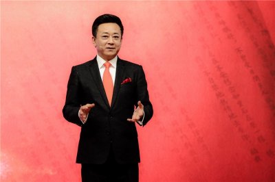 ​央视一哥朱军：遭实习生弦子“陷害”，消失三年哪去了？