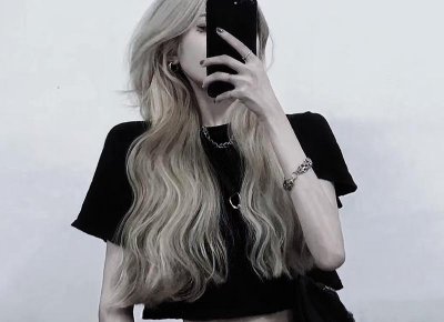 ​大爷向足浴女下跪求爱，送一大捧花以表诚意，网友：平常没少花钱