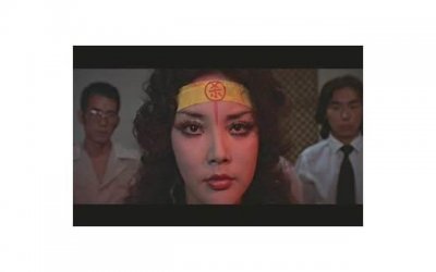 ​女子在地铁上差点坐到陌生男子腿上，男子把她推开：又不是我媳妇