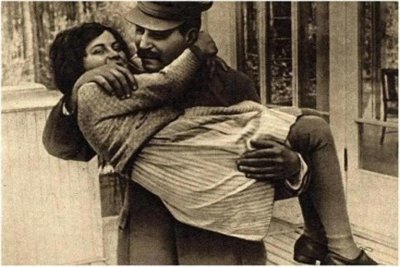 斯大林16岁女儿,因40岁的已婚犹太男人,与父亲决裂叛逃美国