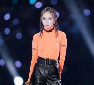 邓紫棋脱下皮裤晒泳装!长腿美背,性感火辣