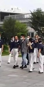 刘德华回马来西亚过年!看着比富豪舅父还年轻,发量浓密像小伙子