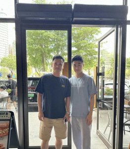 30岁何猷君现身南宁,一个人去咖啡店,打扮清爽身上没有豪门架子