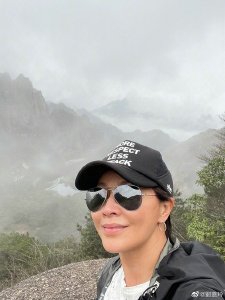 55岁刘嘉玲爬黄山晒美照 素颜脸泛红光状态好