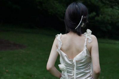 易烊千玺何炅,何炅送易烊千玺师大附中校服原因很暖