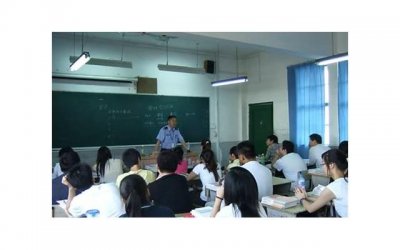 河南一教师飞腿踢翻学生 校方回应,该老师已被辞退