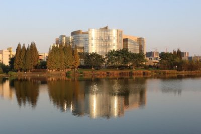 川大江安校区:极具现代化校园,园林式校园风景、最长爱情长桥