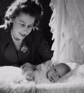 查尔斯王子旧照,第三张心情愉悦露齿而笑,第四张与外祖母的合影