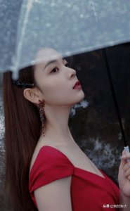 “岳绮罗”全网身材最好?你80斤挤不进的吊带裙,她却有漫画腰