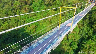 航拍:广西首座玻璃悬索桥进入完工倒计时