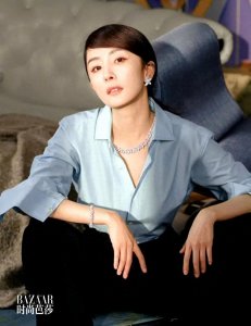 杨幂再登《时尚芭莎》封面,展现多样风格与时尚影响力