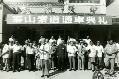 泰山顶梁柱索道:1983年建成,每年运送游客达300万人次!