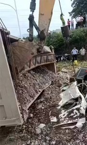 湖北黄石一大货车侧翻压扁教练车,应急管理局:教练车3人当场死亡