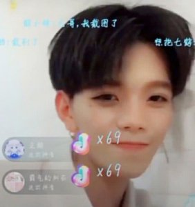 继乔碧萝后,七鹤大人也翻车,摘下遮脸口罩后,嘴巴像唐老鸭