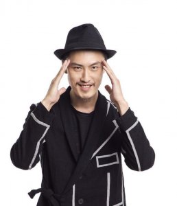 淘汰了30万的竞争者,从年收入900元,到喜剧明星,他成功了