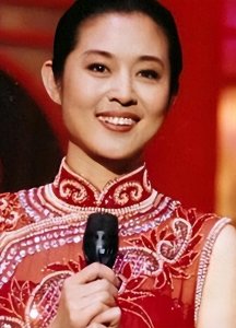"71岁母爱不灭!倪萍与生活为伴,抚养病儿18年终收获幸福"